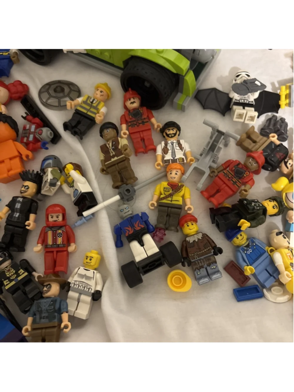 Lego Minifigures Lot Of Mini Figures, Aircraft And Accessories 1165￼